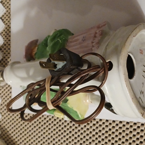 Vintage Beautiful Porcelain Victorian Couple Figurine Lamps (Works) - Picture 10 of 10